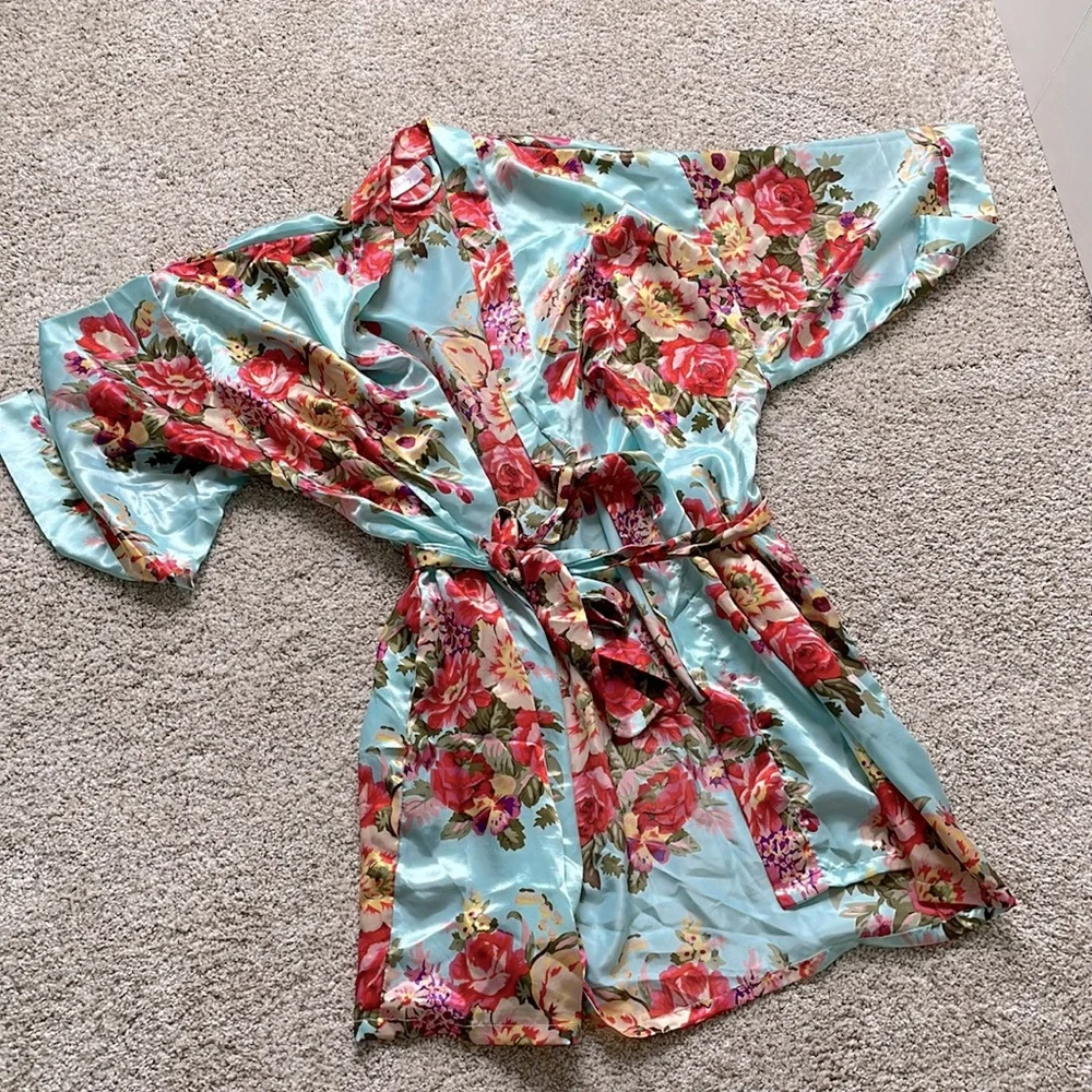 Ms Lovely Silk Robe - Picture 2 of 7